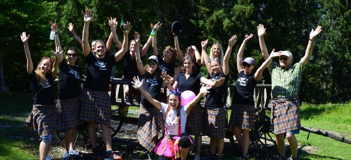 Gro�gruppe in Schottenr�cken jubelt nach der Clan-Challenge bei einem Betriebsausflug