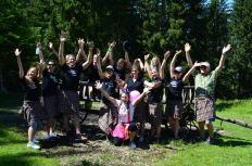 Gro�gruppe in Schottenr�cken jubelt nach der Clan-Challenge bei einem Betriebsausflug