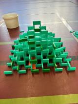 Ein fertiges Kunstwerk aus bunten Dominosteinen, das ein Firmenlogo darstellt