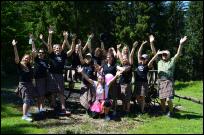 Gro�gruppe in Schottenr�cken jubelt nach der Clan-Challenge bei einem Betriebsausflug